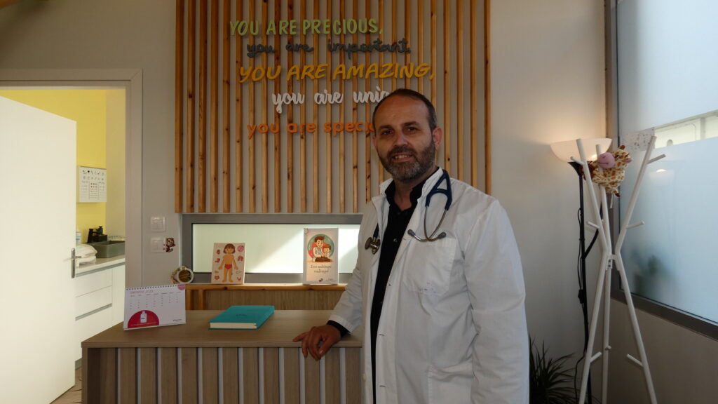 Η χρήση οθονών τον χειμώνα : Συμβουλές από τον παιδίατρο Τάσο Βλαδίκα