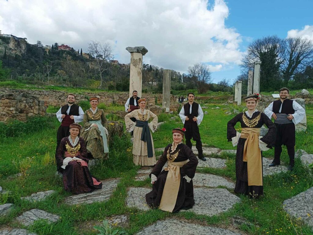 Το τμήμα λαογραφίας και παράδοσης του ΦΣΕ χόρεψε στις ανθισμένες κερασιές