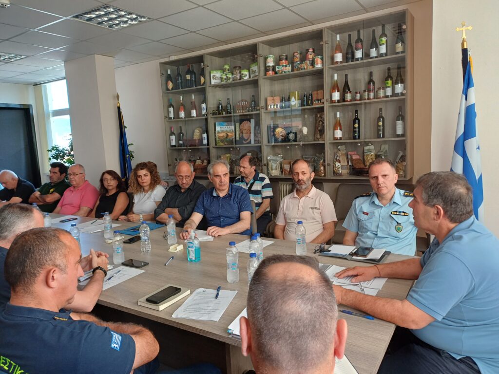 Ο Δήμος Σκύδρας στο πλαίσιο της στήριξης και προαγωγής του βιβλίου και της φιλοαναγνωσίας διοργανώνει, μέσω της Δημοτικής του Βιβλιοθήκης, σε συνεργασία με τις εκδόσεις «Συμπαντικές Διαδρομές», την παρουσίαση της Συλλογής Ποιημάτων της Χριστίνας Κουτσάκη με τίτλο «Το κορίτσι με τα Μοβ». Η εκδήλωση θα πραγματοποιηθεί στο Πνευματικό Κέντρο Σκύδρας, την Τετάρτη 25 Ιουνίου 2025, ώρα 18:00΄. Θα μιλήσουν μαζί με την ποιήτρια: η Νανά Ζάραλη φιλόλογος αγγλικής γλώσσας – εικαστικός, η Εύα Νεδέλκου συνεργάτης Δήμου Έδεσσας για τα πολιτιστικά – μέλος του Εδεσσαϊκού Θεάτρου και η Νίκη Ποζίδου προϊσταμένη στο Κέντρο Υγείας Σκύδρας - σκηνοθέτρια. Μια πολιτιστική διέξοδος για τους φίλους της ποίησης κι όχι μόνο. Ας μην χάσουμε την ευκαιρία!