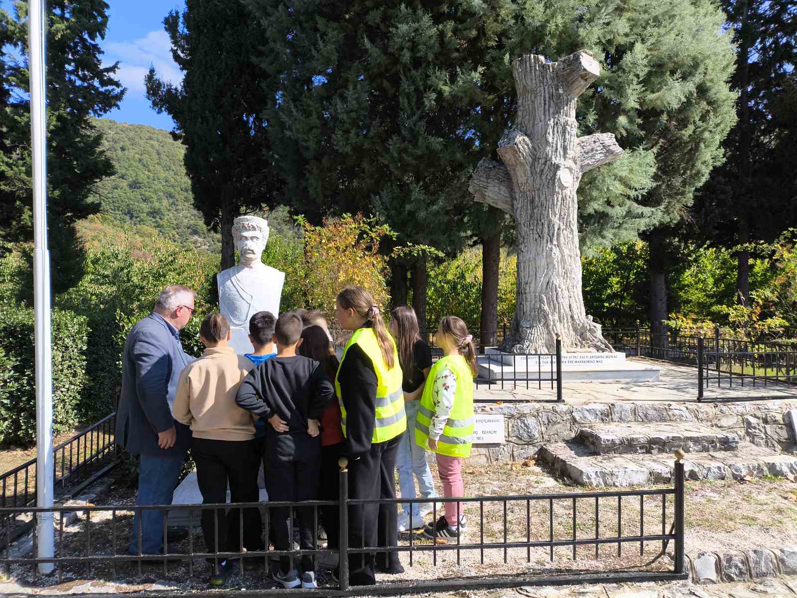 Εκπαιδευτική επίσκεψη των μαθητών του Δημοτικού Σχολείου Καρυδιάς στο Μνημείο Καπετάν Άγρα και Αντώνη Μίγκα