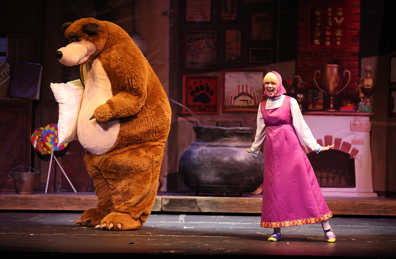 Η Μάσα και ο αρκούδος, μια μεγάλη γιορτή Σκηνοθεσία Ταμίλλα Κουλίεβα το Σάββατο 6 Δεκεμβρίου 2025 Ξενιτίδειο Πνευματικό Κέντρο