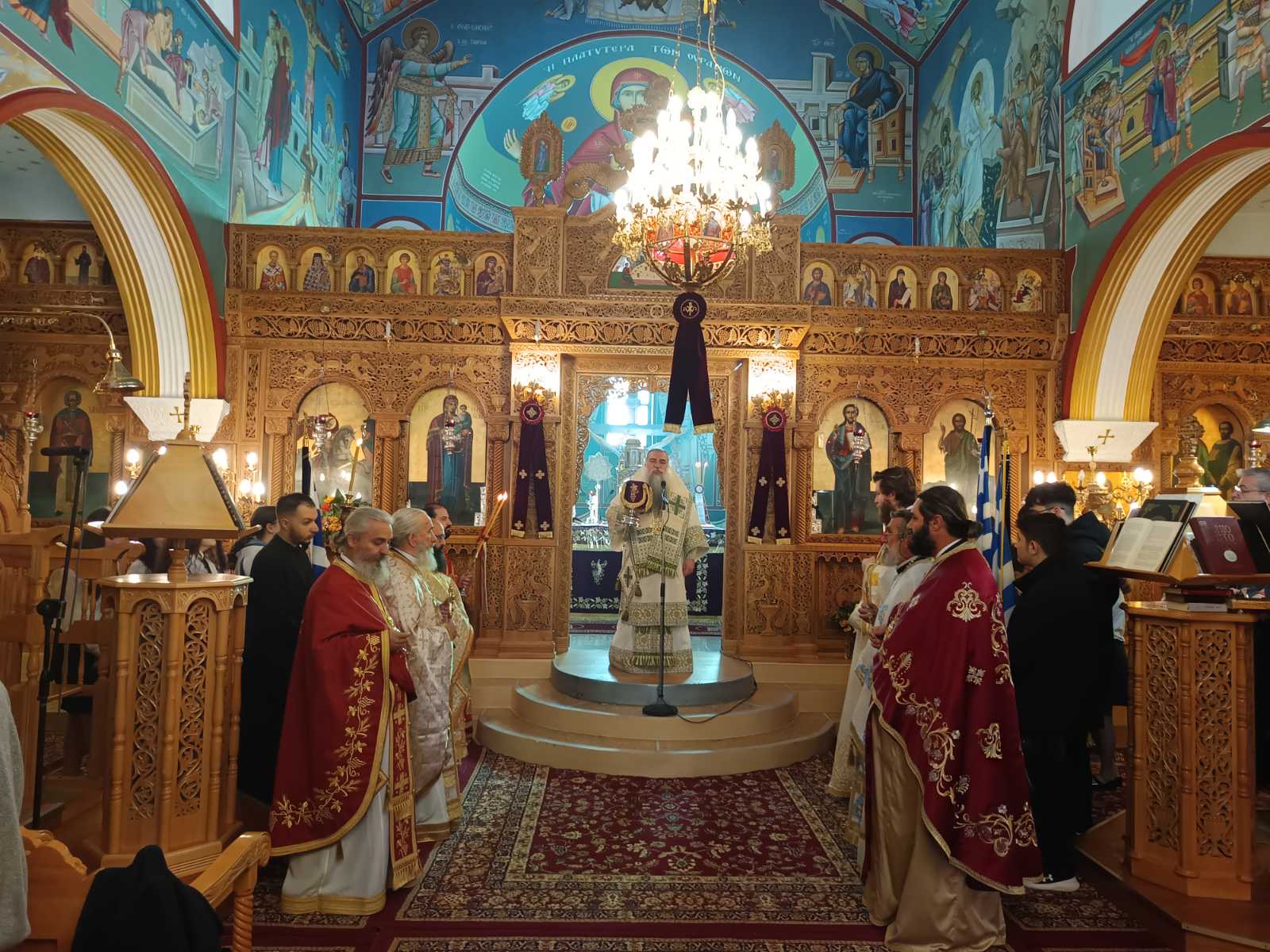 Στην πανηγυρική Θεία Λειτουργία για την Εορτή της Ανακομιδής των Ιερών Λειψάνων του Μεγαλομάρτυρος Αγίου Γεωργίου στον Εξαπλάτανο, προεξάρχοντος του Θεοφιλέστατου Επισκόπου Αλμωπίας π. Στέφανου, παρευρέθηκε ο Γιώργος Καρασμάνης