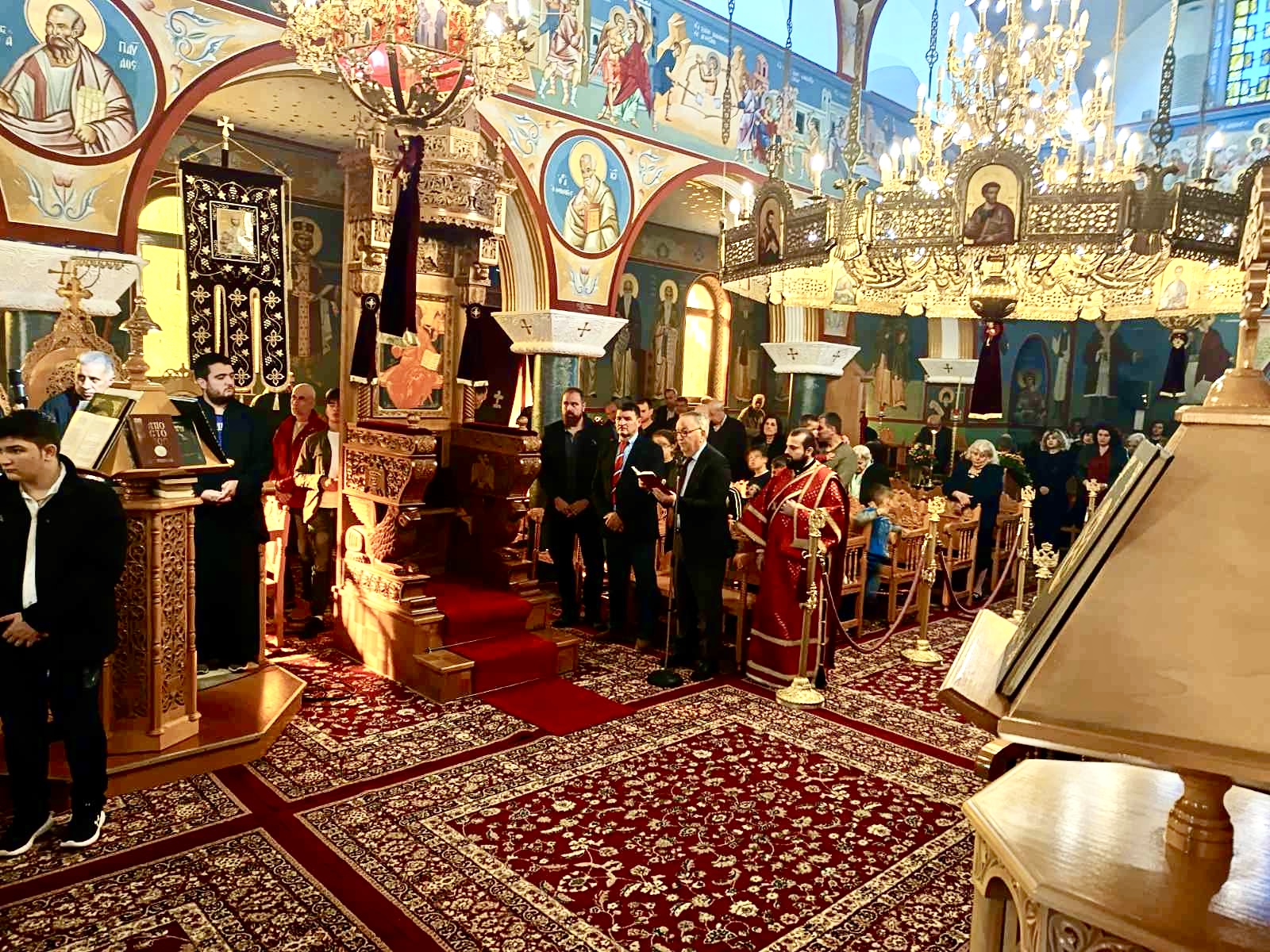 Στην πανηγυρική Θεία Λειτουργία για την Εορτή της Ανακομιδής των Ιερών Λειψάνων του Μεγαλομάρτυρος Αγίου Γεωργίου στον Εξαπλάτανο, προεξάρχοντος του Θεοφιλέστατου Επισκόπου Αλμωπίας π. Στέφανου, παρευρέθηκε ο Γιώργος Καρασμάνης