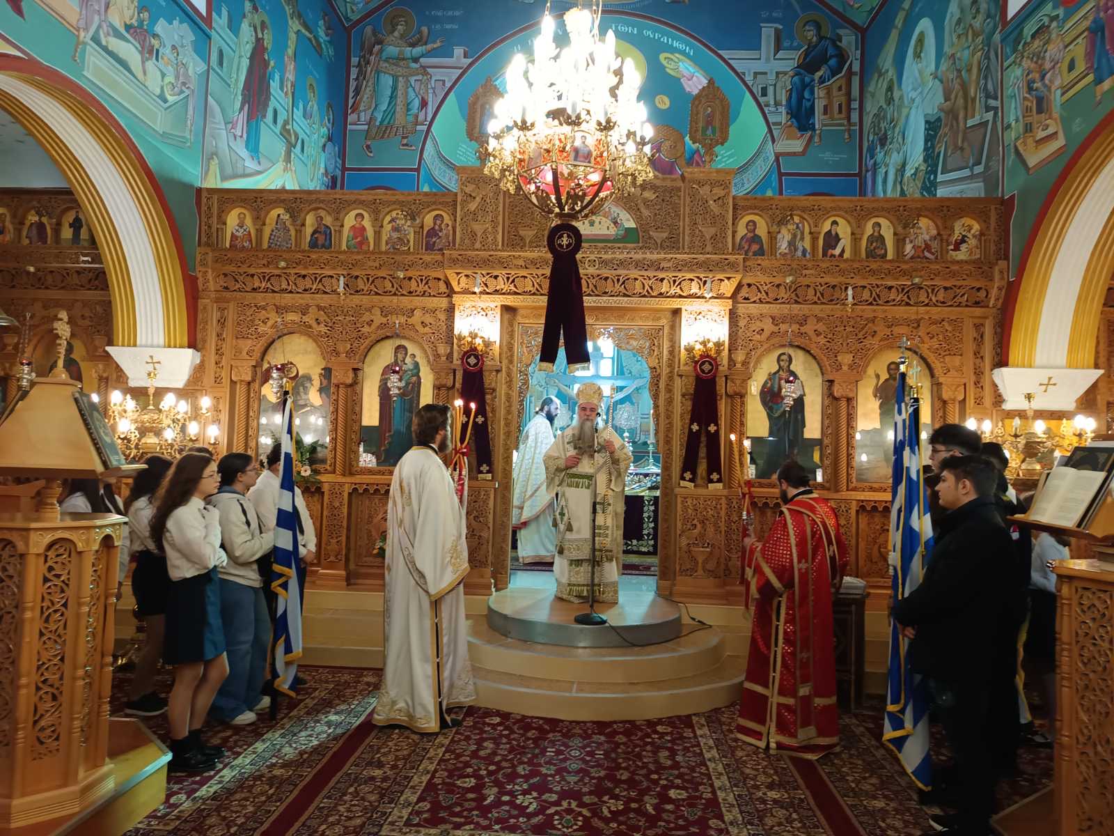 Στην πανηγυρική Θεία Λειτουργία για την Εορτή της Ανακομιδής των Ιερών Λειψάνων του Μεγαλομάρτυρος Αγίου Γεωργίου στον Εξαπλάτανο, προεξάρχοντος του Θεοφιλέστατου Επισκόπου Αλμωπίας π. Στέφανου, παρευρέθηκε ο Γιώργος Καρασμάνης