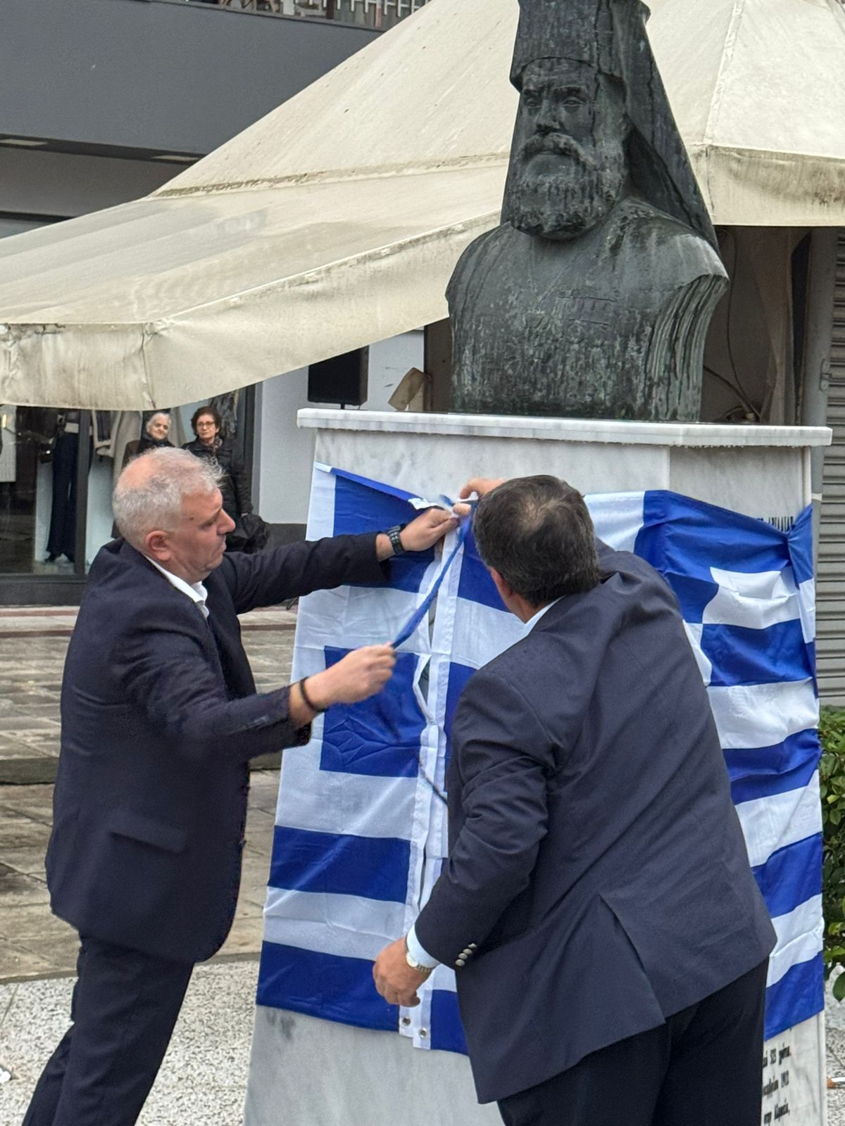 Ο Λάκης Βασιλειάδης στα αποκαλυπτήρια του Μνημείου Αγωνιστών της Απελευθέρωσης της Αριδαίας