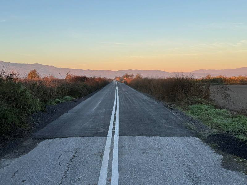 Ο Δήμος Πέλλας συνεχίζει με έργα - Ασφαλτόστρωση τμημάτων αγροτικών οδών στην Δ.Ε Μεγ. Αλεξάνδρου