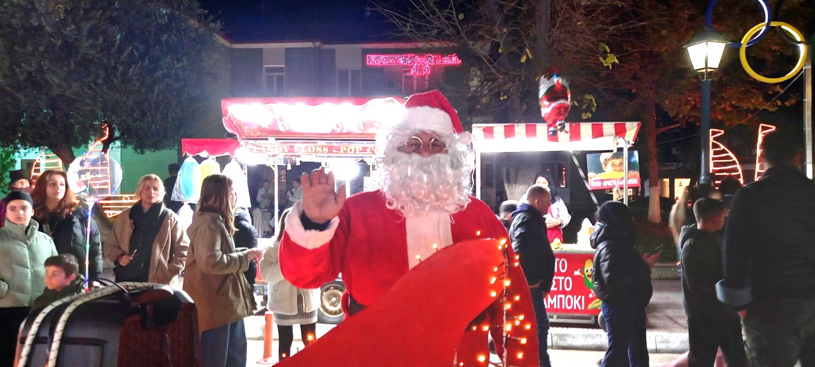 Φωταγωγήθηκε το Χριστουγεννιάτικο Δέντρο στη Σκύδρα