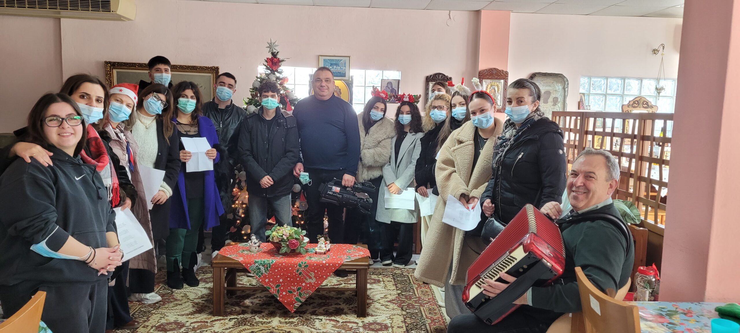 Οι σπουδαστές της ΣΑΕΚ του Γενικού Νοσοκομείου Έδεσσας πρόσφεραν χαρά και χαμόγελα με τα κάλαντα στο Γηροκομείο και στην Μητρόπολής μας