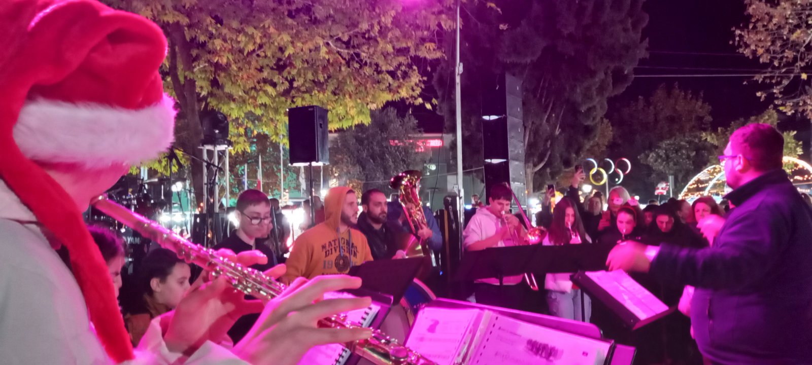 Φωταγωγήθηκε το Χριστουγεννιάτικο Δέντρο στη Σκύδρα