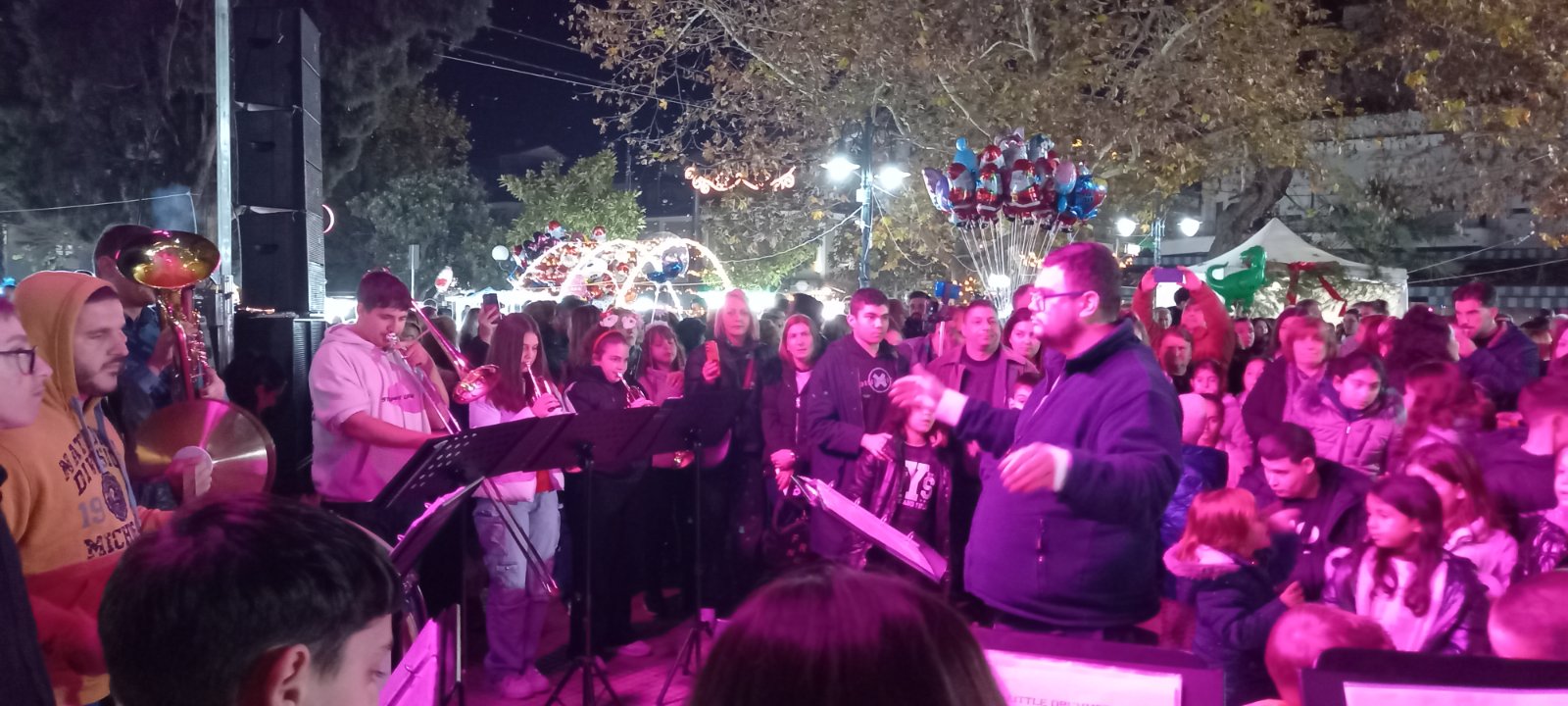 Φωταγωγήθηκε το Χριστουγεννιάτικο Δέντρο στη Σκύδρα