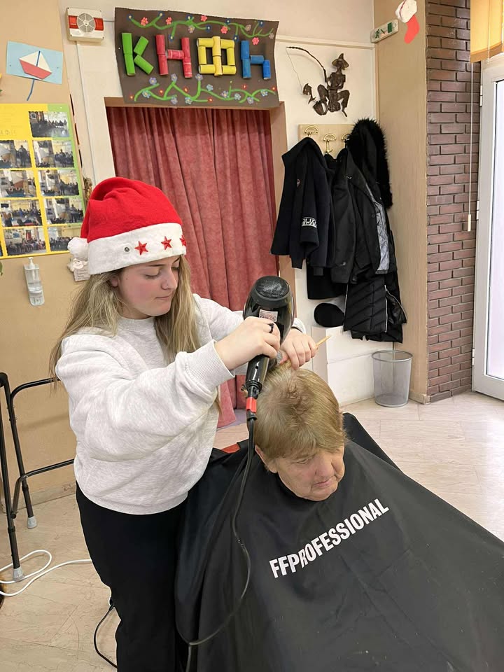 Χριστουγεννιάτικη δράση προσφοράς από τα τμήματα Κομμωτικής του ΕΠΑΛ-ΕΚ Έδεσσας