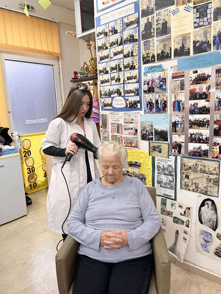 Χριστουγεννιάτικη δράση προσφοράς από τα τμήματα Κομμωτικής του ΕΠΑΛ-ΕΚ Έδεσσας