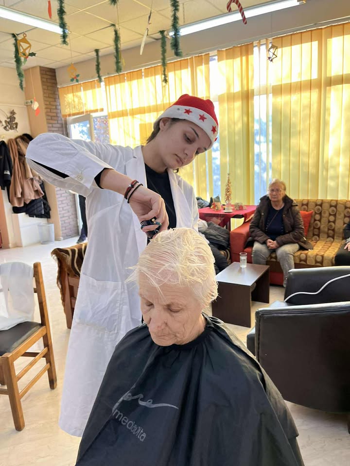 Χριστουγεννιάτικη δράση προσφοράς από τα τμήματα Κομμωτικής του ΕΠΑΛ-ΕΚ Έδεσσας