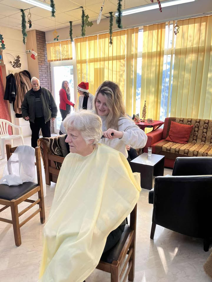 Χριστουγεννιάτικη δράση προσφοράς από τα τμήματα Κομμωτικής του ΕΠΑΛ-ΕΚ Έδεσσας