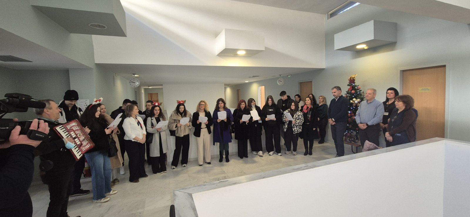 Οι σπουδαστές της ΣΑΕΚ του Γενικού Νοσοκομείου Έδεσσας πρόσφεραν χαρά και χαμόγελα με τα κάλαντα στο Γηροκομείο και στην Μητρόπολής μας