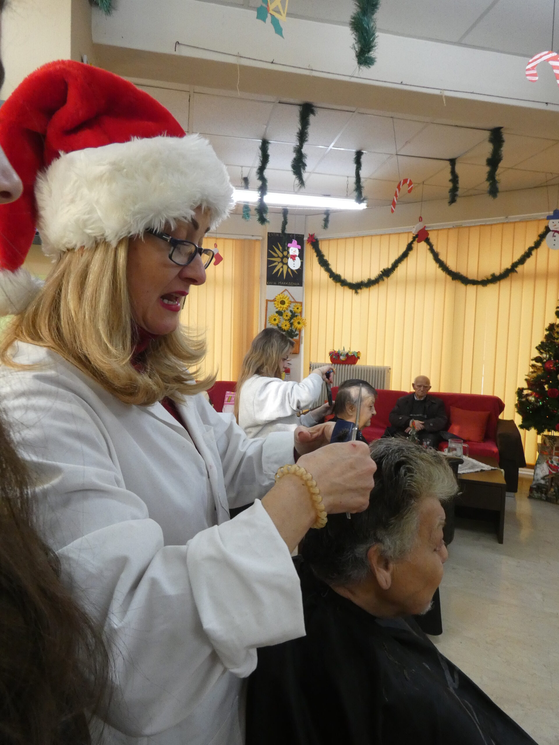 Χριστουγεννιάτικη δράση προσφοράς από τα τμήματα Κομμωτικής του ΕΠΑΛ-ΕΚ Έδεσσας