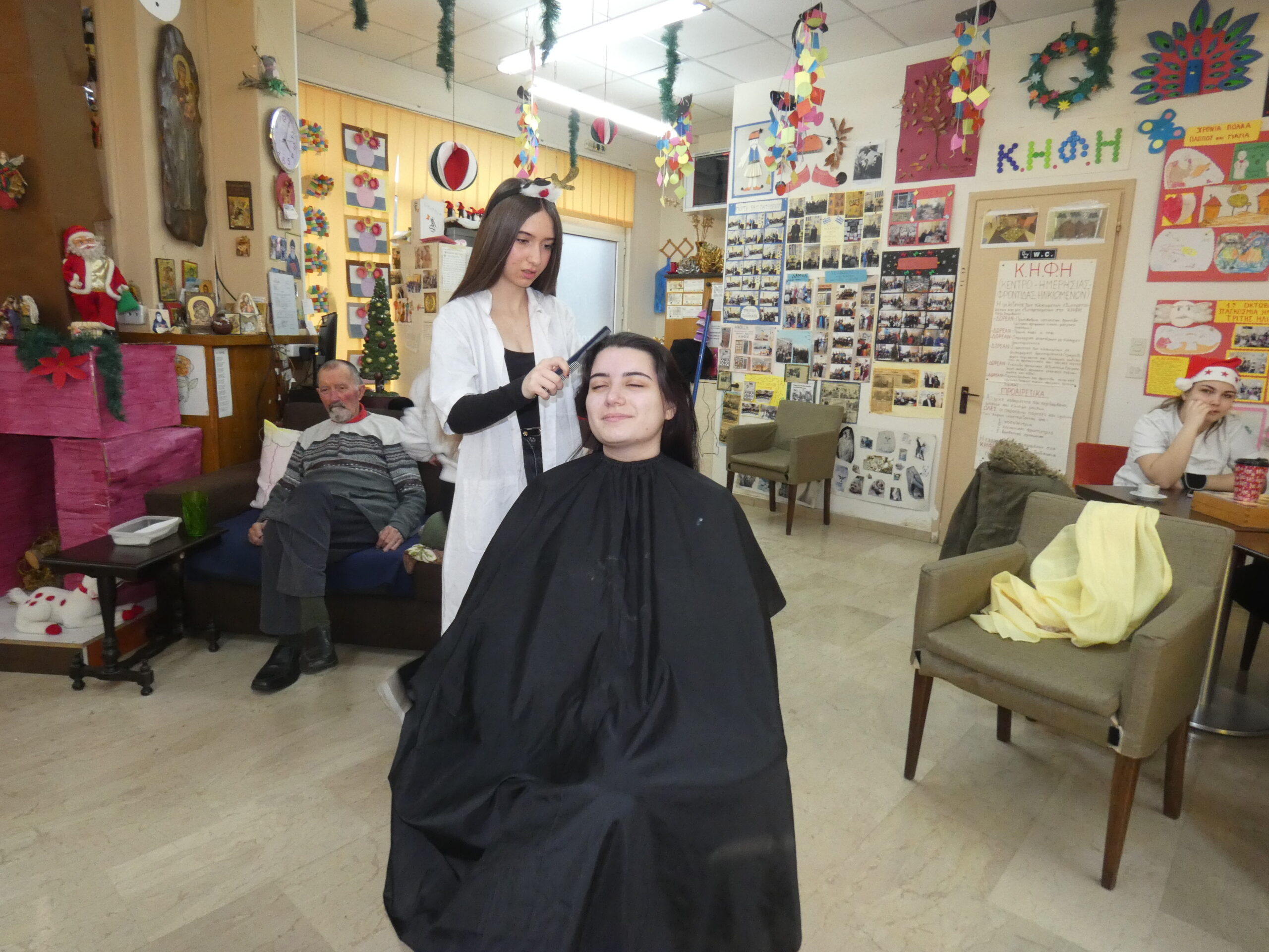 Χριστουγεννιάτικη δράση προσφοράς από τα τμήματα Κομμωτικής του ΕΠΑΛ-ΕΚ Έδεσσας