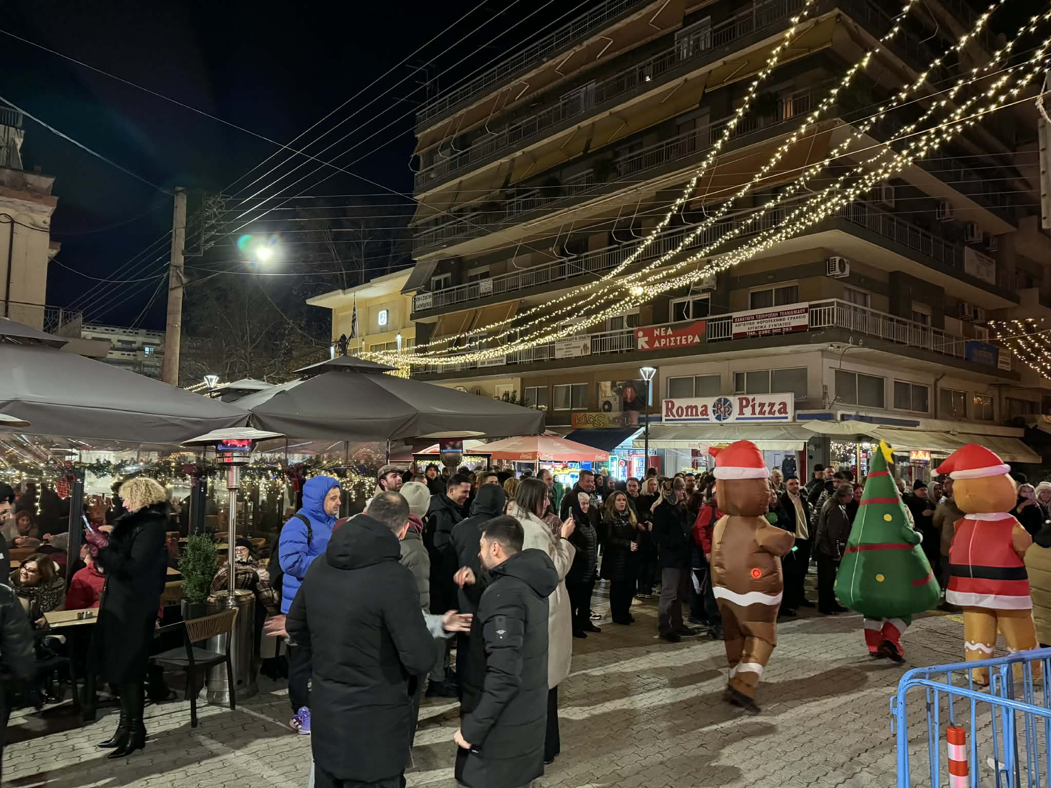 Με ζωντανή μουσική, χαμόγελα και πολύ κέφι υποδέχθηκαν το νέο έτος οι πολίτες στα Γιαννιτσά