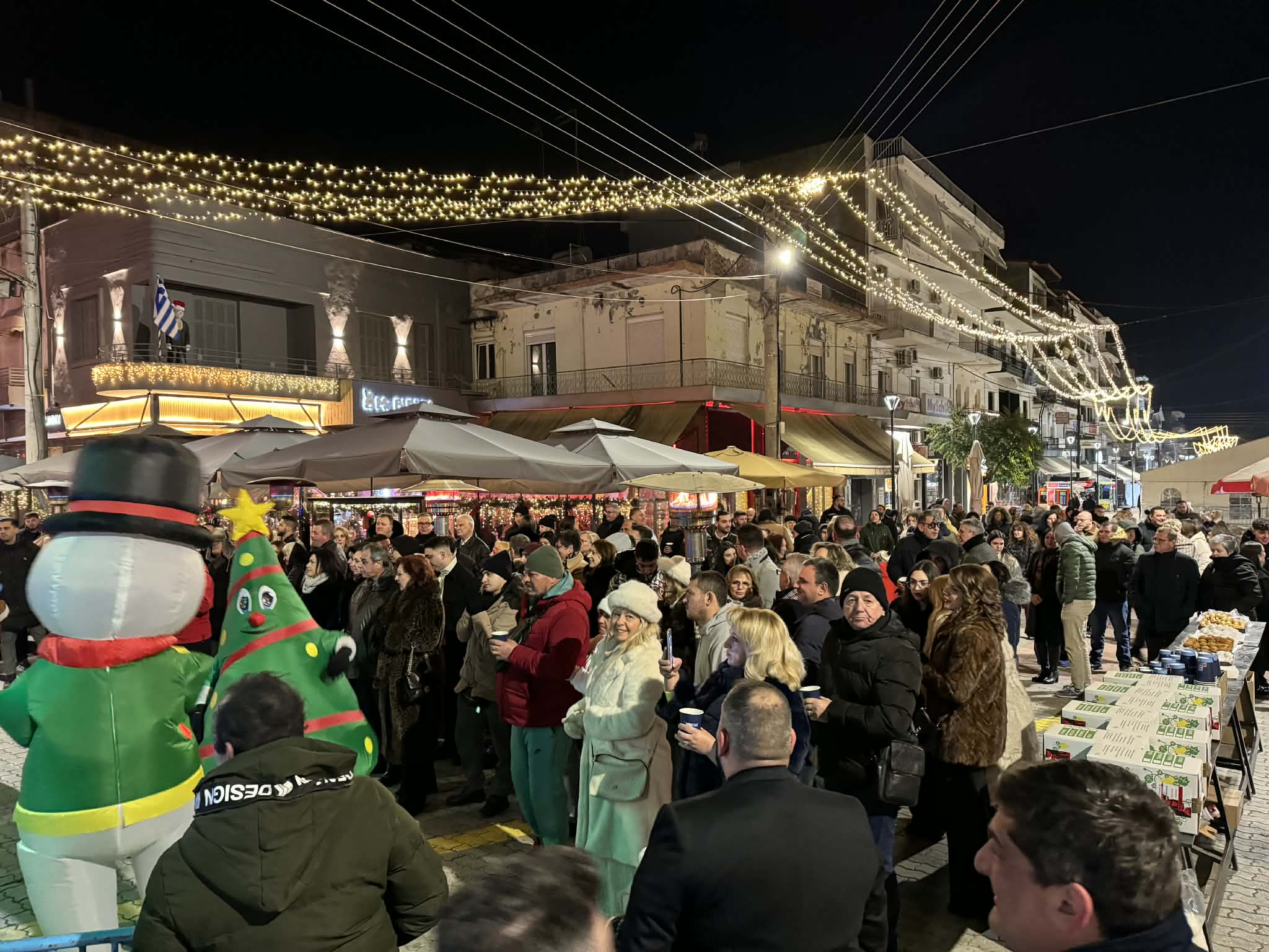 Με ζωντανή μουσική, χαμόγελα και πολύ κέφι υποδέχθηκαν το νέο έτος οι πολίτες στα Γιαννιτσά