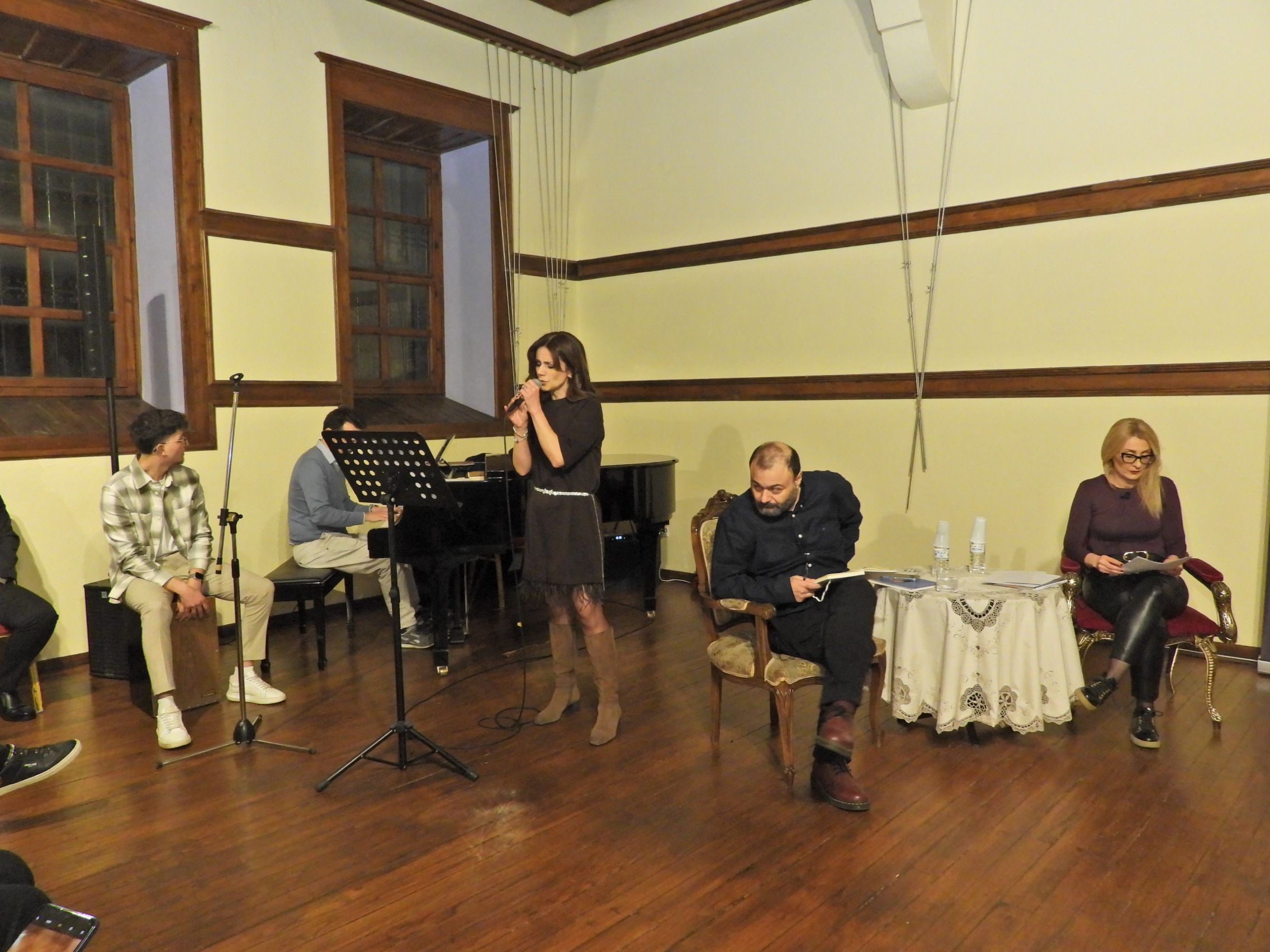 Πλήθος κόσμου στο Παρθεναγωγείο Έδεσσας για την παρουσίαση του βιβλίου του Παύλου Παυλίδη