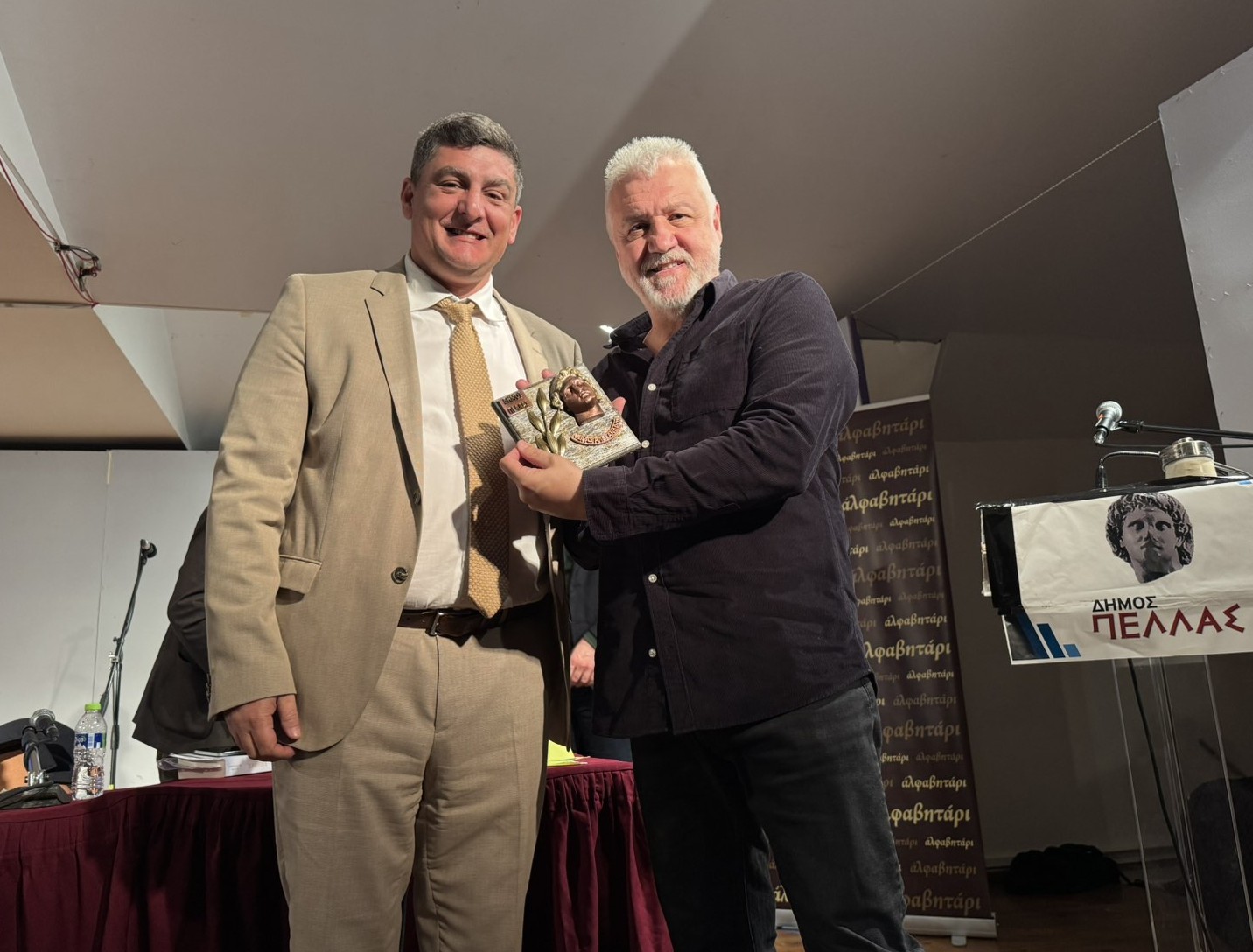 Βραδιά πολιτισμού και συγκίνησης στην Κρύα Βρύση με την παρουσίαση του βιβλίου «Καθαρμός» – Επίτιμος δημότης Πέλλας ο Σπύρος Πετρουλάκης