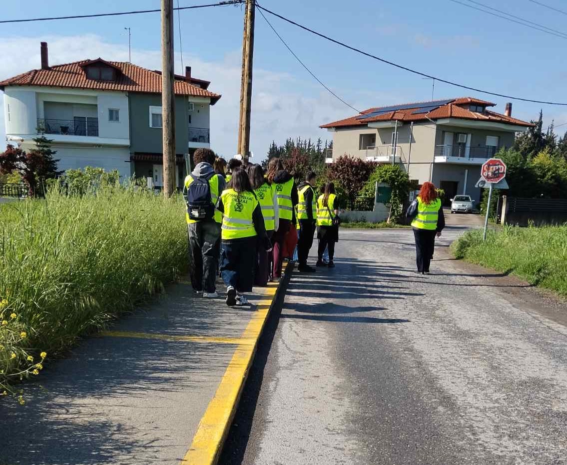 Μαθητές του 3ου ΓΕΛ Γιαννιτσών: Μια σπουδαία εθελοντική δράση καθαρισμού πινακίδων που δίνει το παράδειγμα