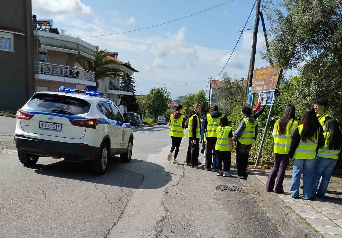 Μαθητές του 3ου ΓΕΛ Γιαννιτσών: Μια σπουδαία εθελοντική δράση καθαρισμού πινακίδων που δίνει το παράδειγμα
