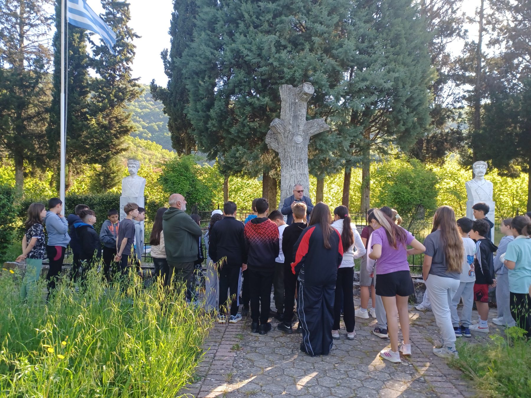 Επίσκεψη 2ου Δημ. Σχολείου Έδεσσας στο μνημείο Καπετάν Άγρα και Α.Μίγκα Καρυδιάς και το μουσείο Μακεδονικού Αγώνα