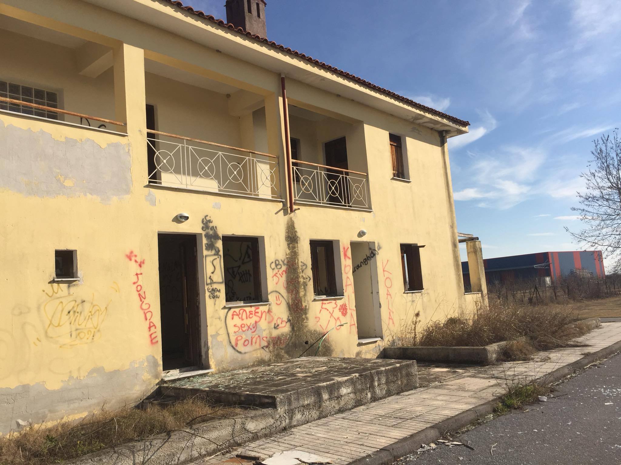 Επιτέλους γκρεμίστε τις ή κάντε κάτι : Οι Λαϊκές Κατοικίες Κρύας Βρύσης έγιναν μνημείο κρατικής αδράνειας Του Δημήτρη Τσουφλίδη Δημοσιογράφος – Μέλος της ΕΔΗΠΗΤ