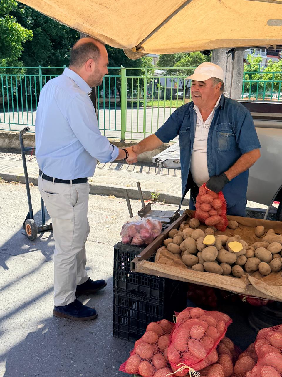 Επίσκεψη Λάκη Βασιλειάδη στη Λαϊκή αγορά Σκύδρας