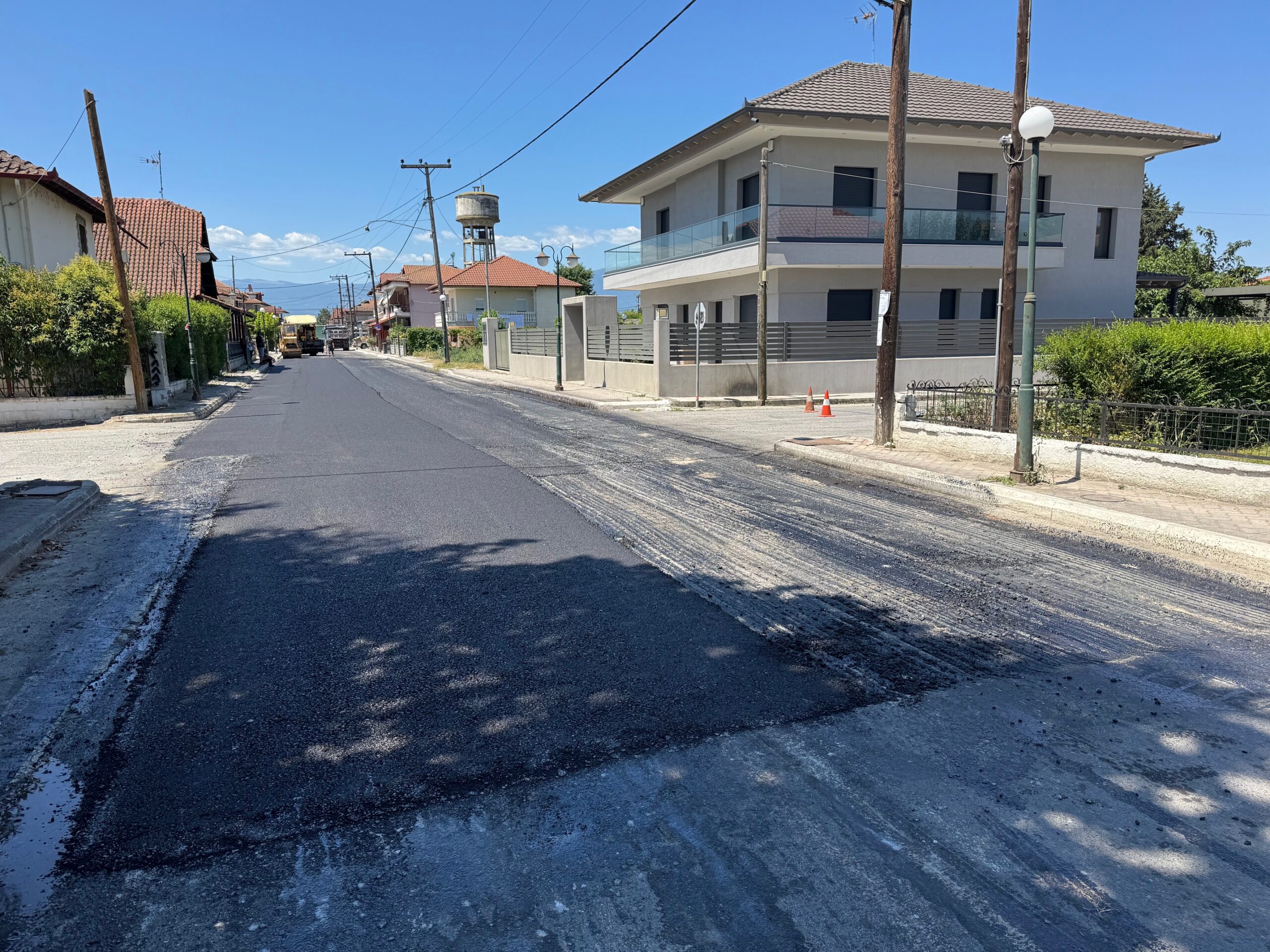 Συνεχίζονται οι ασφαλτοστρώσεις στους οικισμούς του Δήμου Πέλλας – Παρεμβάσεις στα Εσώβαλτα