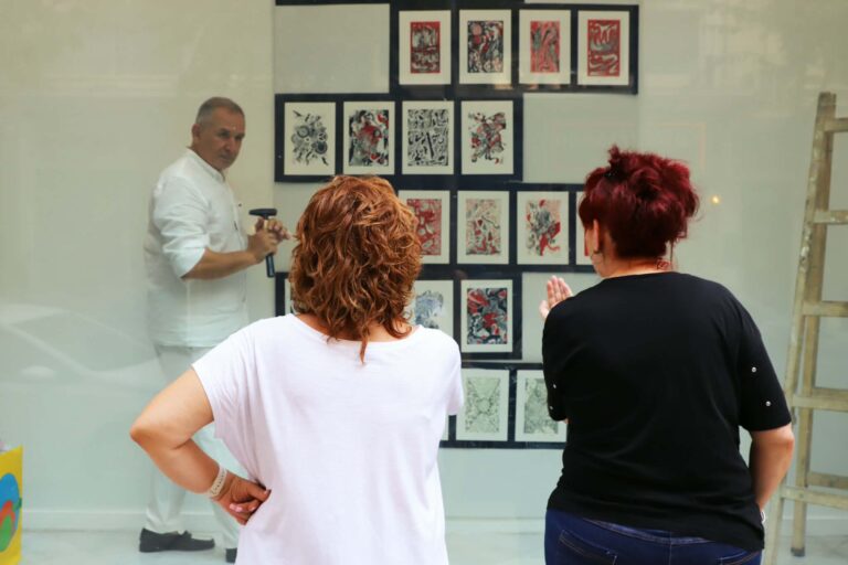 Από την Έδεσσα στις Βιτρίνες Τέχνης του ΟΤΕ – Δύο φίλες έκαναν τα «ασυνείδητα» σχέδιά τους έργα τέχνης