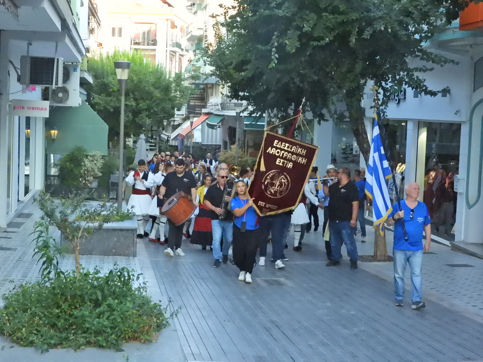Το 4ο Φεστιβάλ Χορού και Λαογραφίας ολοκληρώθηκε με μια μεγάλη πατινάδα, χρώματα, μουσική, παράδοση και ανθρώπους που προσφέρουν (πλούσιο φωτορεπορτάζ + video)