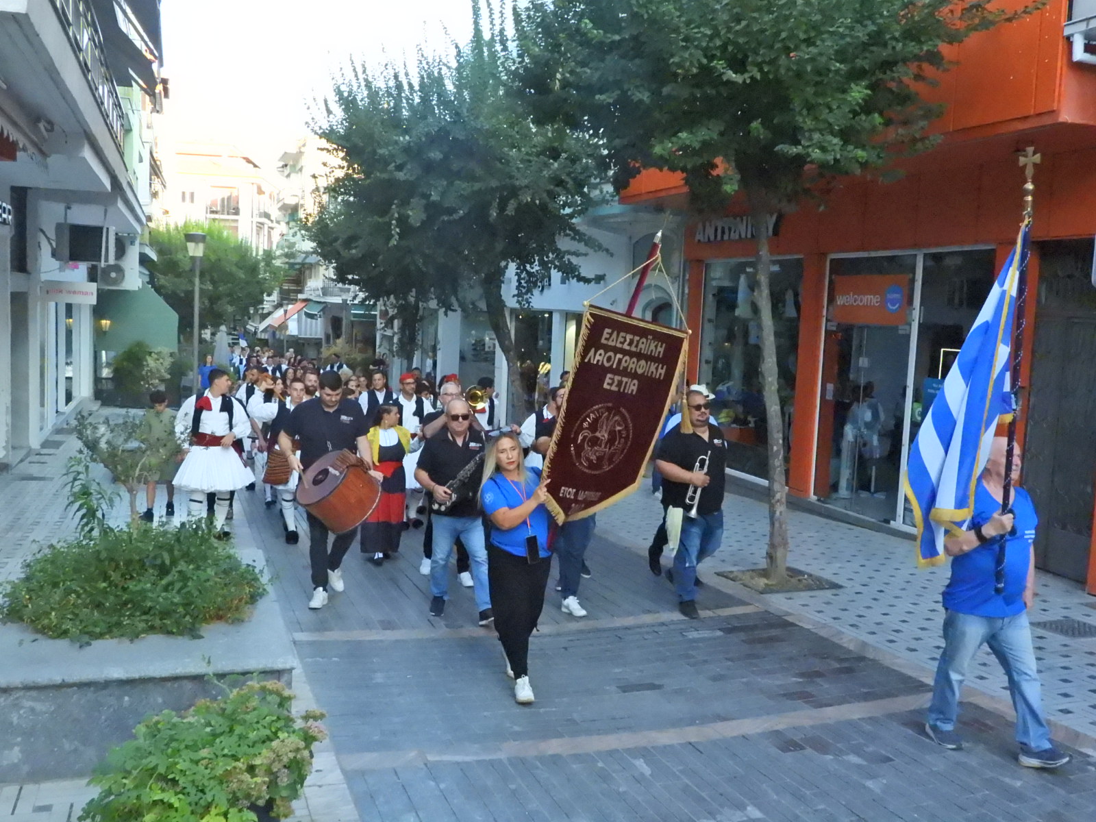 Το 4ο Φεστιβάλ Χορού και Λαογραφίας ολοκληρώθηκε με μια μεγάλη πατινάδα, χρώματα, μουσική, παράδοση και ανθρώπους που προσφέρουν (πλούσιο φωτορεπορτάζ + video)
