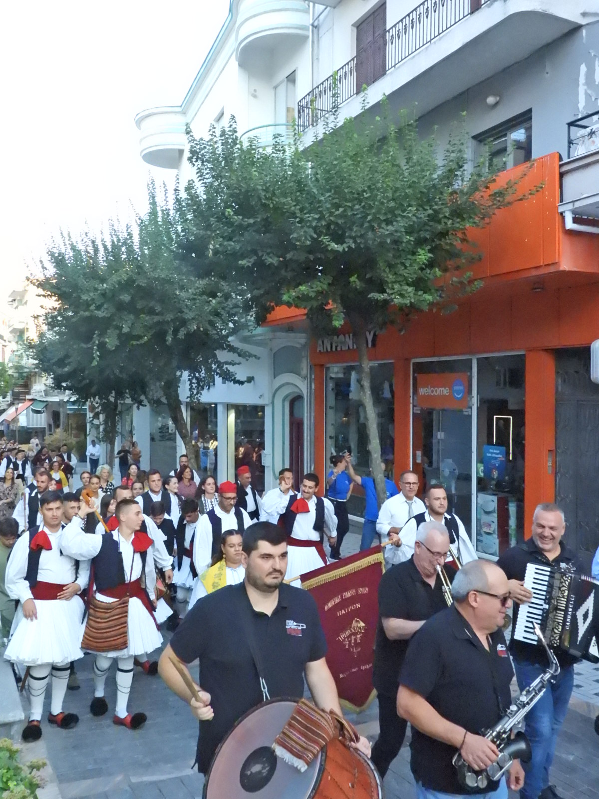 Το 4ο Φεστιβάλ Χορού και Λαογραφίας ολοκληρώθηκε με μια μεγάλη πατινάδα, χρώματα, μουσική, παράδοση και ανθρώπους που προσφέρουν (πλούσιο φωτορεπορτάζ + video)