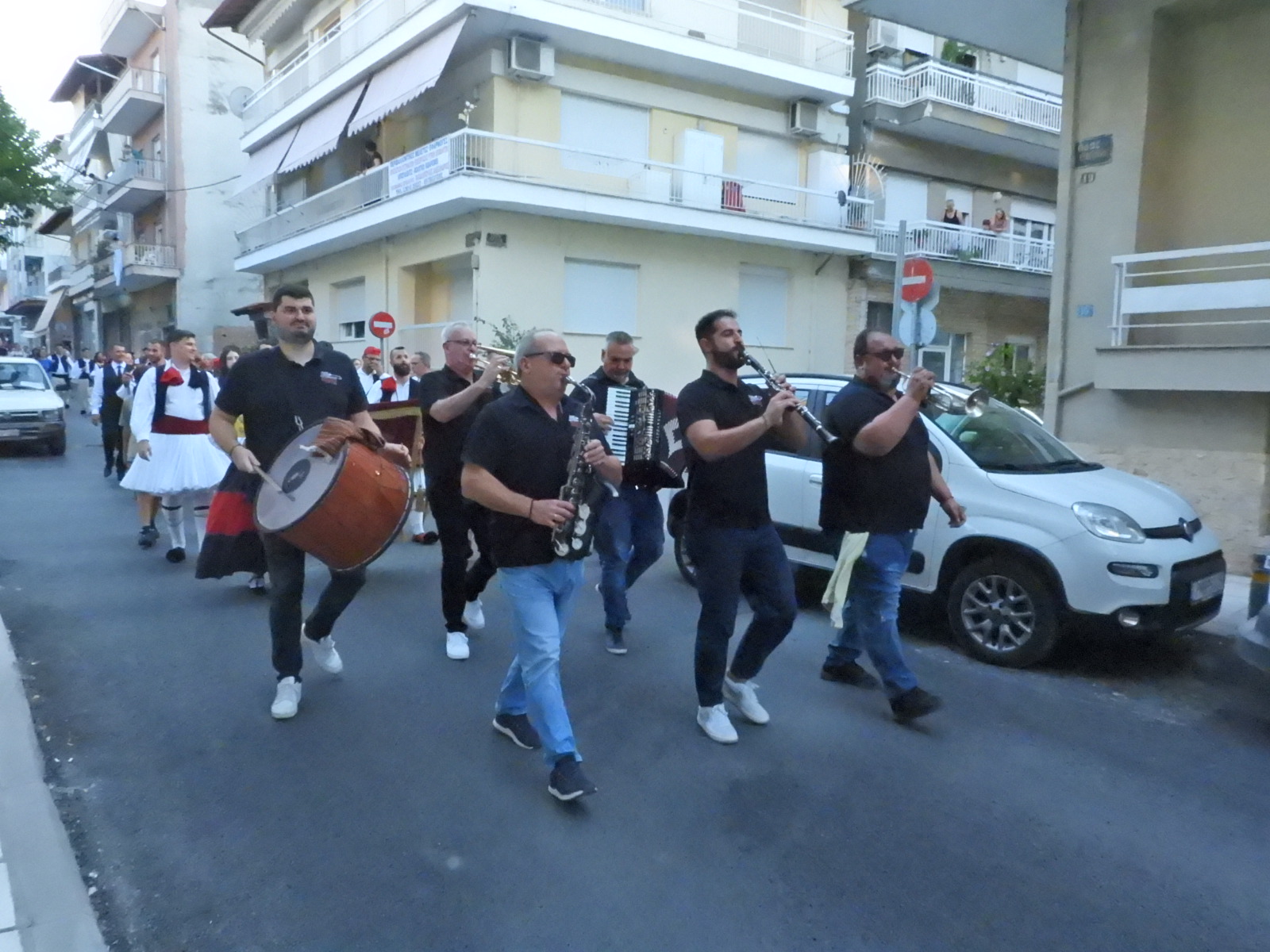 Το 4ο Φεστιβάλ Χορού και Λαογραφίας ολοκληρώθηκε με μια μεγάλη πατινάδα, χρώματα, μουσική, παράδοση και ανθρώπους που προσφέρουν (πλούσιο φωτορεπορτάζ + video)