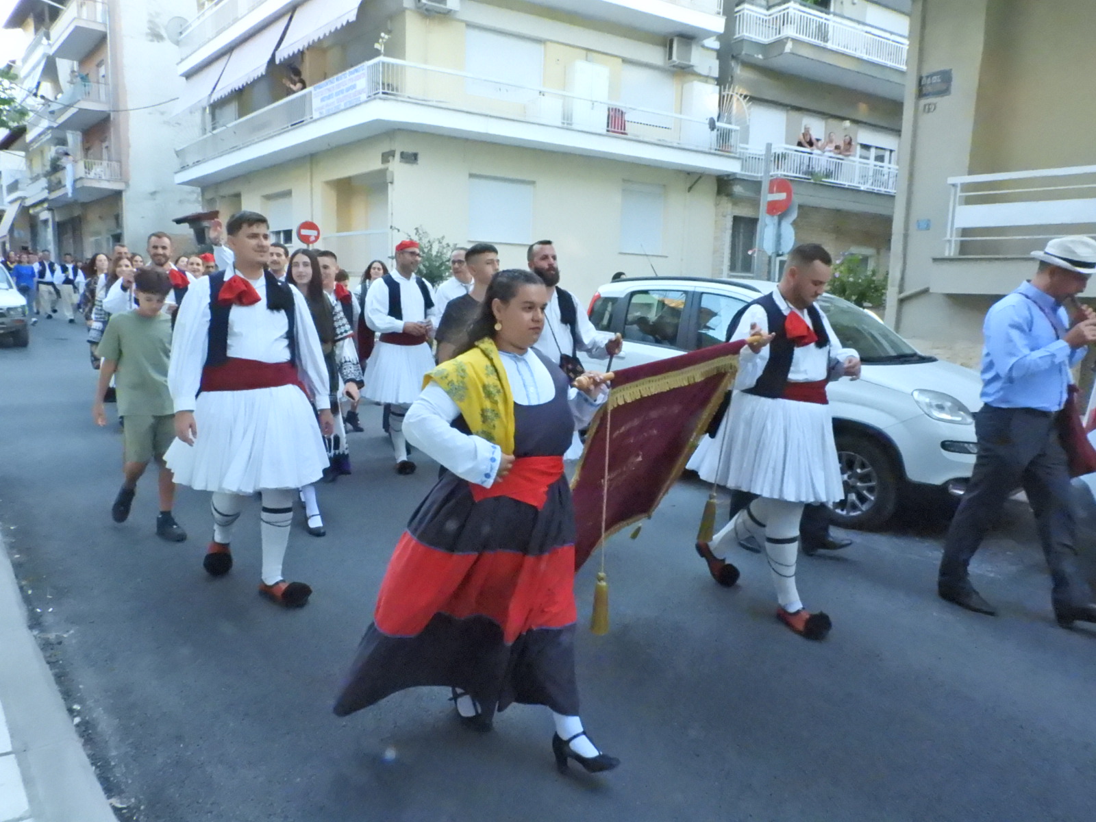 Το 4ο Φεστιβάλ Χορού και Λαογραφίας ολοκληρώθηκε με μια μεγάλη πατινάδα, χρώματα, μουσική, παράδοση και ανθρώπους που προσφέρουν (πλούσιο φωτορεπορτάζ + video)