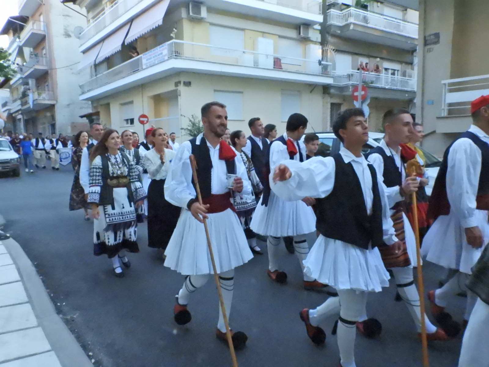 Το 4ο Φεστιβάλ Χορού και Λαογραφίας ολοκληρώθηκε με μια μεγάλη πατινάδα, χρώματα, μουσική, παράδοση και ανθρώπους που προσφέρουν (πλούσιο φωτορεπορτάζ + video)