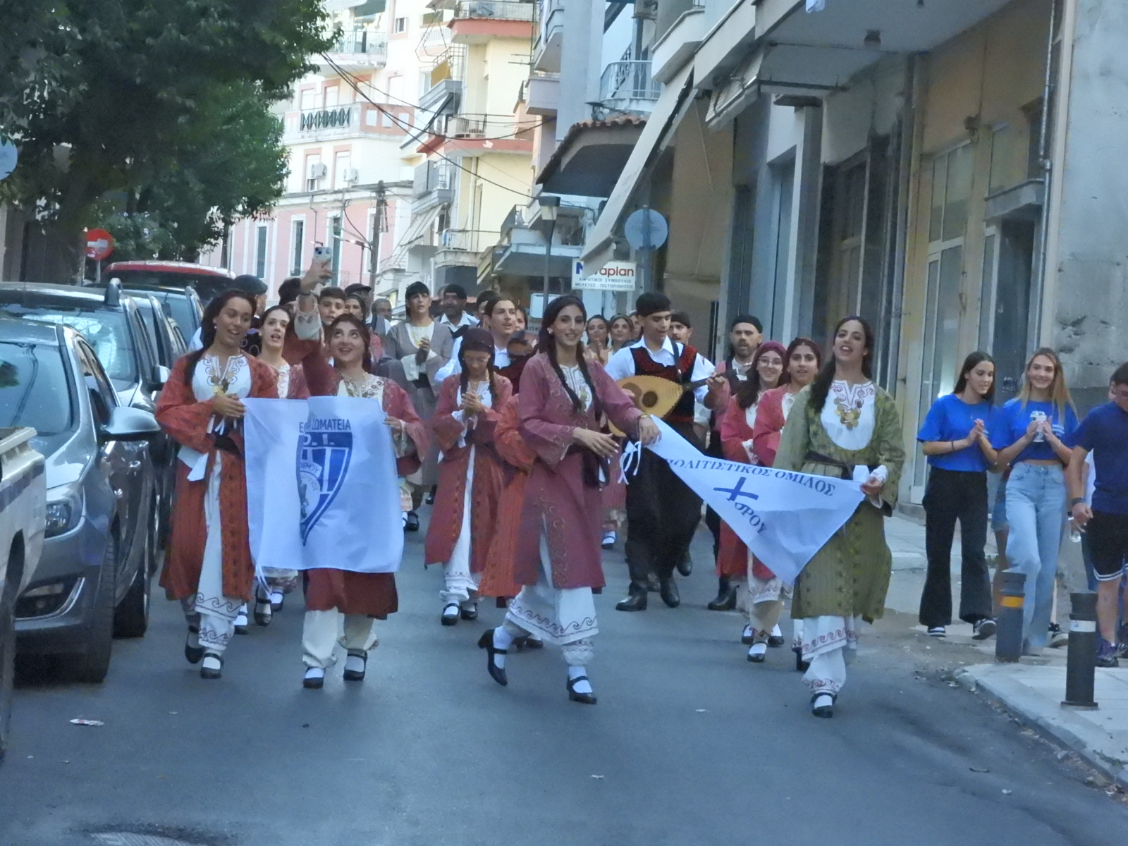 Το 4ο Φεστιβάλ Χορού και Λαογραφίας ολοκληρώθηκε με μια μεγάλη πατινάδα, χρώματα, μουσική, παράδοση και ανθρώπους που προσφέρουν (πλούσιο φωτορεπορτάζ + video)