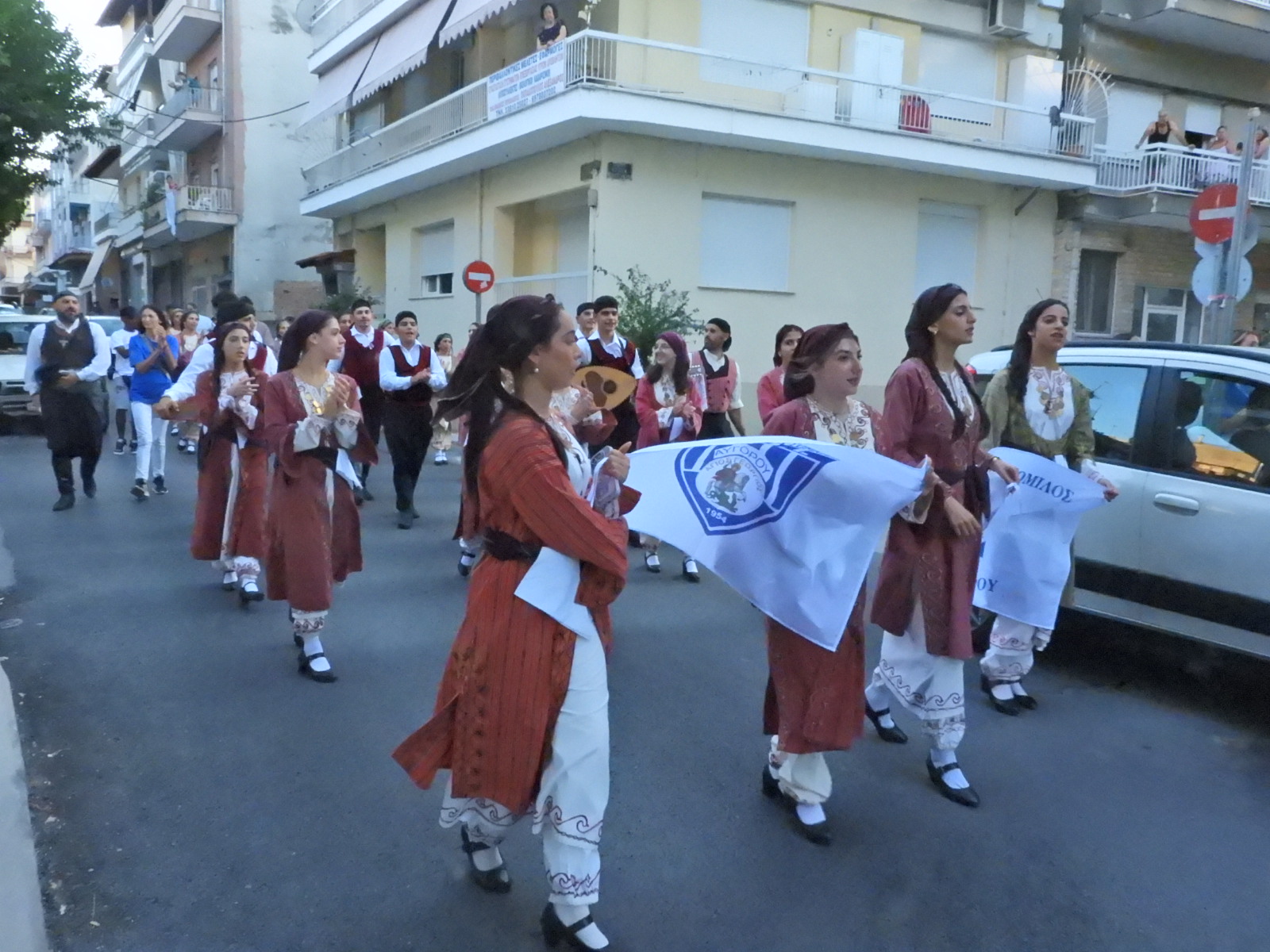 Το 4ο Φεστιβάλ Χορού και Λαογραφίας ολοκληρώθηκε με μια μεγάλη πατινάδα, χρώματα, μουσική, παράδοση και ανθρώπους που προσφέρουν (πλούσιο φωτορεπορτάζ + video)