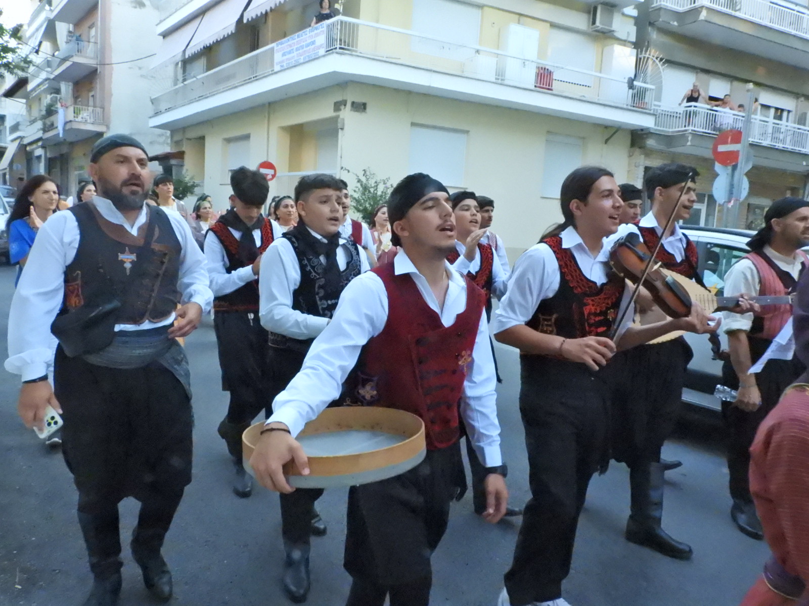 Το 4ο Φεστιβάλ Χορού και Λαογραφίας ολοκληρώθηκε με μια μεγάλη πατινάδα, χρώματα, μουσική, παράδοση και ανθρώπους που προσφέρουν (πλούσιο φωτορεπορτάζ + video)