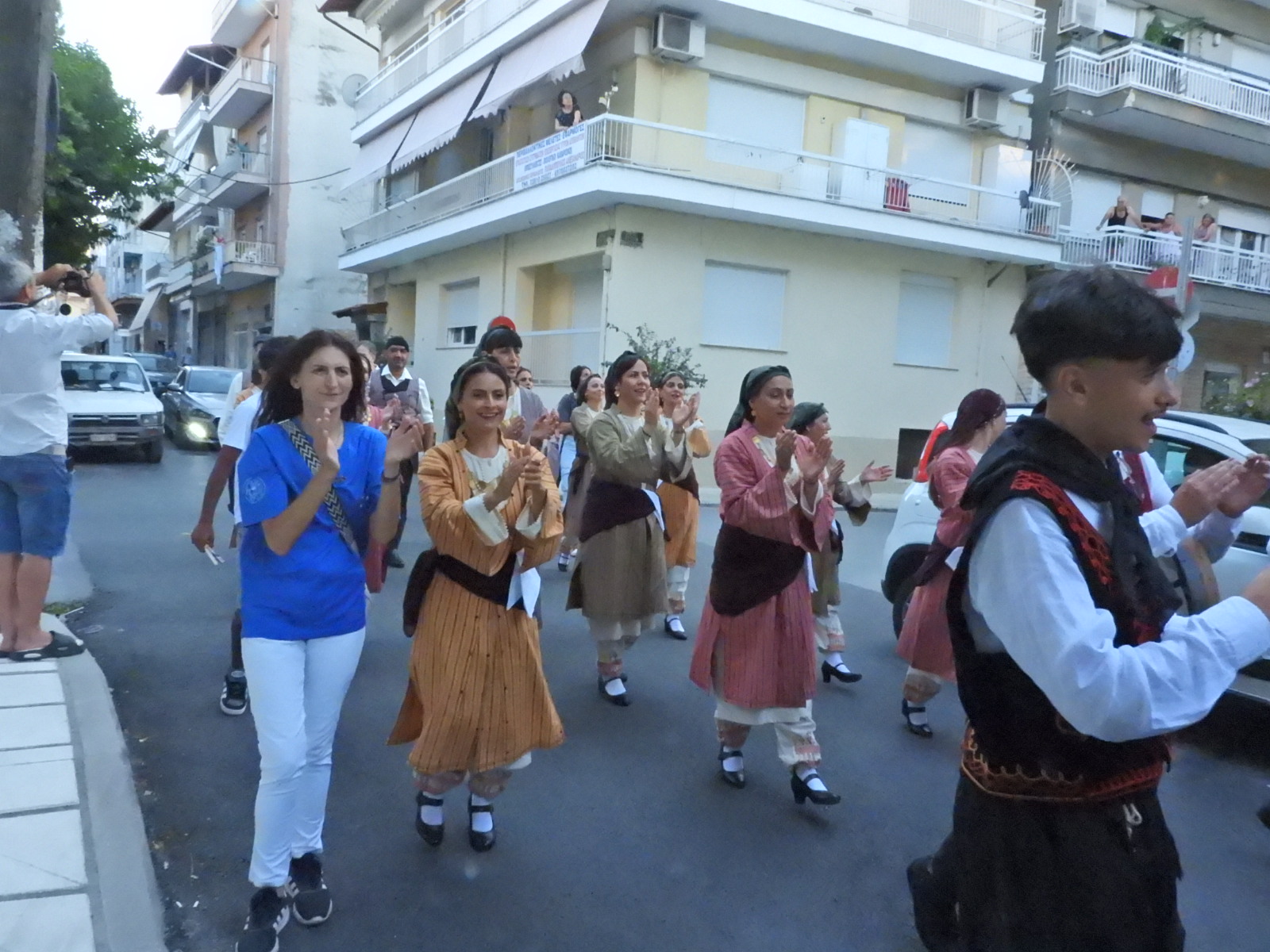 Το 4ο Φεστιβάλ Χορού και Λαογραφίας ολοκληρώθηκε με μια μεγάλη πατινάδα, χρώματα, μουσική, παράδοση και ανθρώπους που προσφέρουν (πλούσιο φωτορεπορτάζ + video)