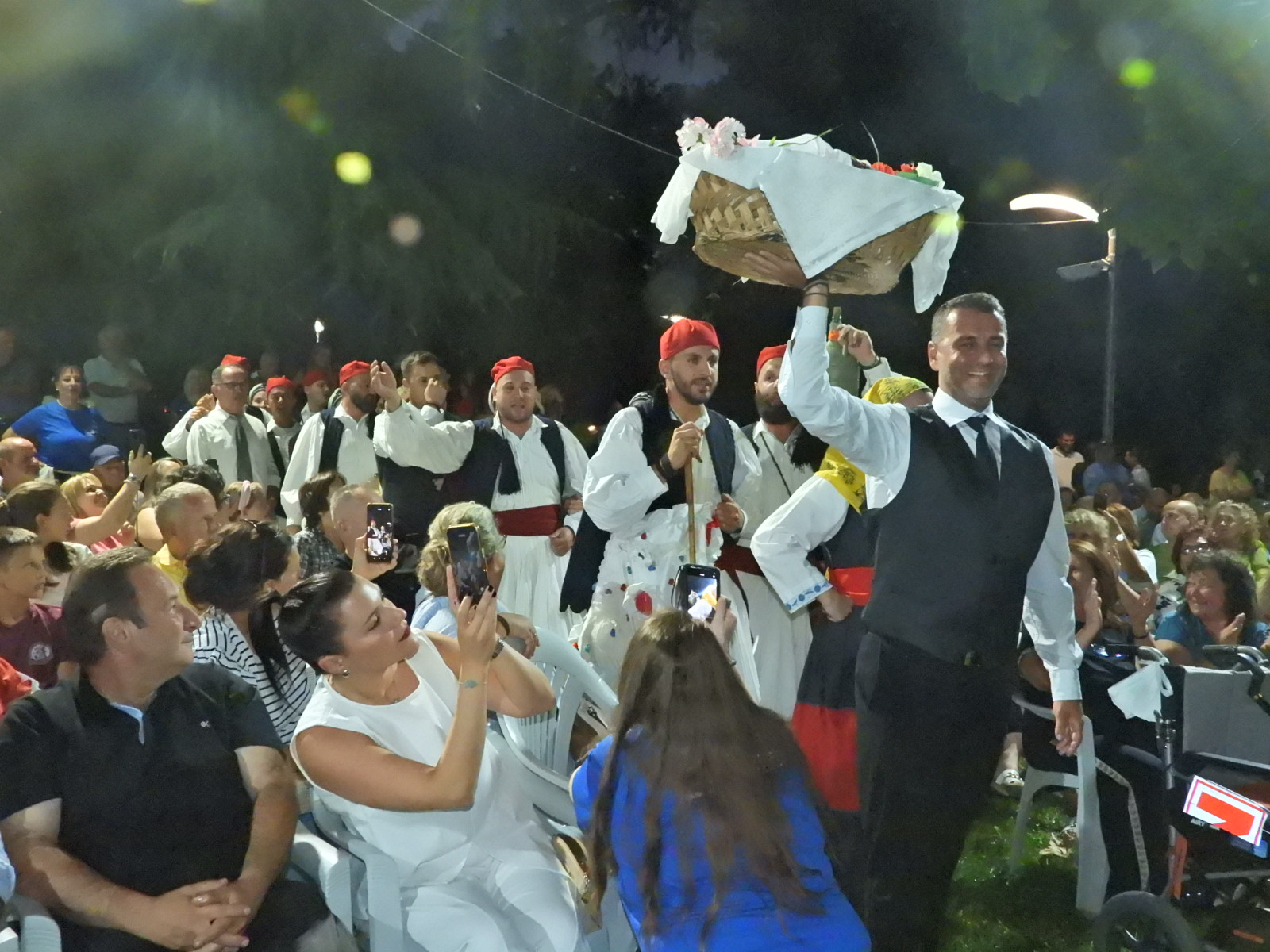 Το 4ο Φεστιβάλ Χορού και Λαογραφίας ολοκληρώθηκε με μια μεγάλη πατινάδα, χρώματα, μουσική, παράδοση και ανθρώπους που προσφέρουν (πλούσιο φωτορεπορτάζ + video)